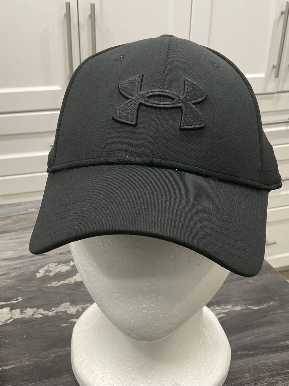 🧢 Under Armour Blitzing Low Stretch Fit Cap – Black | Men’s M/L